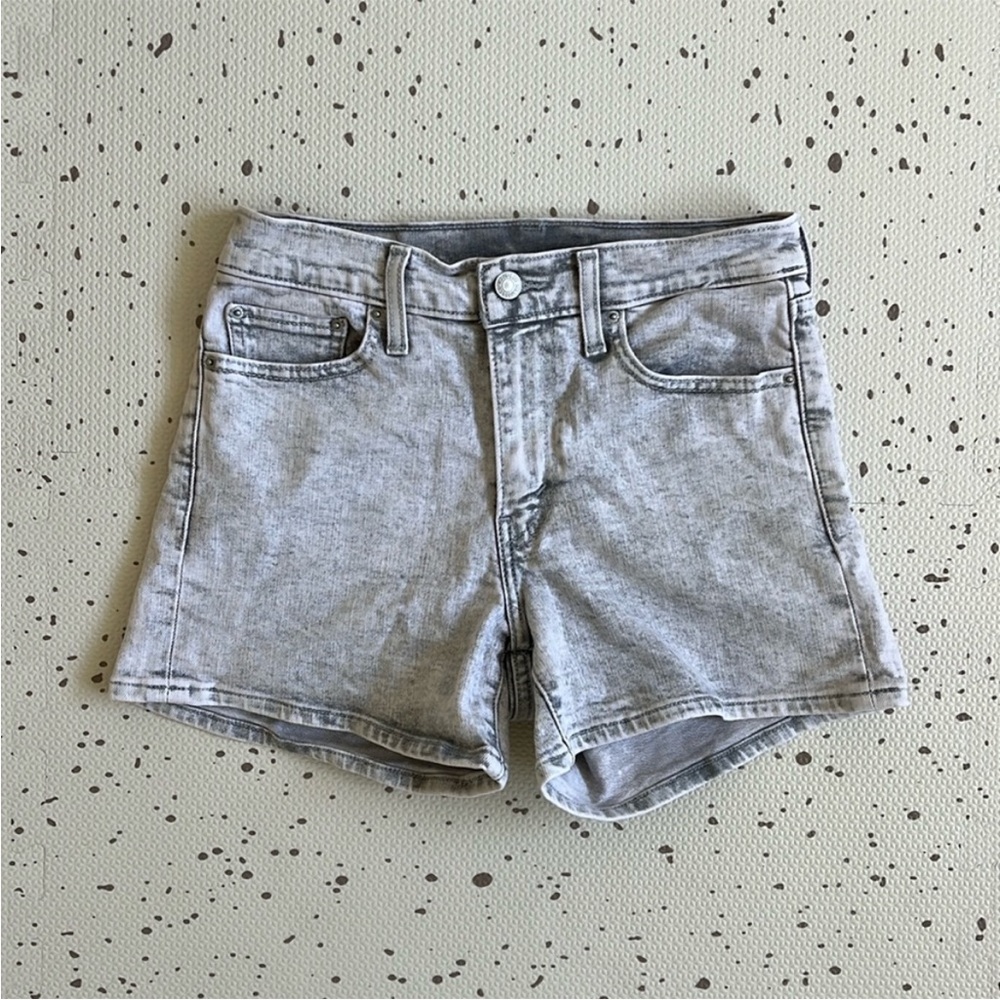 💘 LEVI’S - LIGHT GRAY WASH JEAN SHORTS